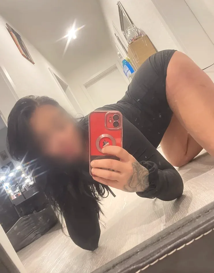 Manuela, 27